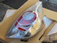 トヨタ純正新品未使用アクア前期用右テールランプのサムネイル
