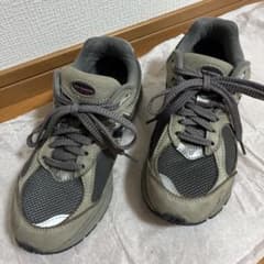New Balance 2002R グレー スニーカーのサムネイル