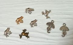 カエルと傘の金属パーツ8個セットのサムネイル
