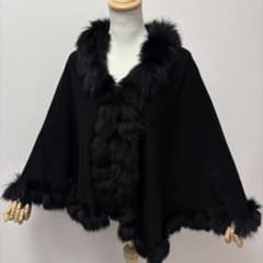 【極美品】ノアジェ カシミヤ混 フォックスファーポンチョケープ グレー ブラック 優しい雰囲気の大判カシミヤ100%フォックスファー付きケープポンチョ黒