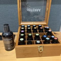doTERRA ドテラ　セット　エッシェンシャルオイル　新品未使用入り　木箱付きのサムネイル