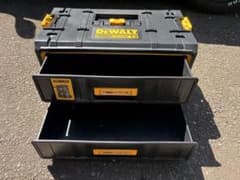 DEWALT TOUGHSYSTEM 2.0 中型ツールボックスのサムネイル