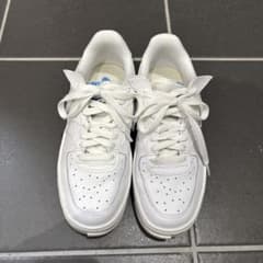 Nike Air Force 1 ホワイト 青いアクセントのサムネイル