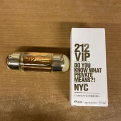 キャロライナ ヘレラ 212 VIP オードパルファム 30mLのサムネイル