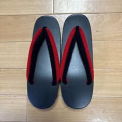 赤と黒の伝統的下駄のサムネイル