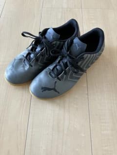 PUMA フットサルシューズ グレー　２３.５㎝のサムネイル