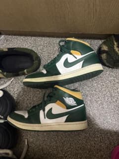 ナイキAIRJORDAN 1 ミッド "シアトル・スーパーソニックス‪‪‪︎︎"のサムネイル