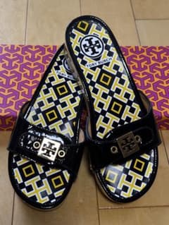 【新品未使用】TORY BURCH サンダル ブラック ゴールド23cmのサムネイル