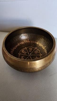 シンギングボウル。ネパールの手工芸品。外側と内側に仏教のマントラが刻まれている。のサムネイル