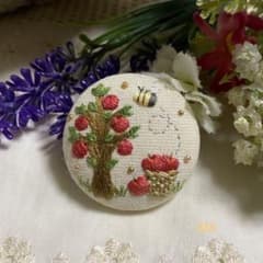ハンドメイドくるみボタン刺繍ブローチ♡りんごの木とミツバチさんのサムネイル