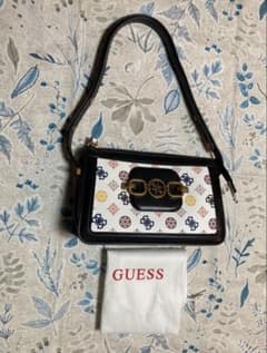 GUESS ショルダーバッグ 総柄 マルチカラーのサムネイル