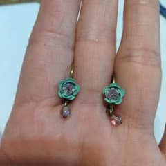ミハエルネグリンの花の形状の緑色ピアスのサムネイル