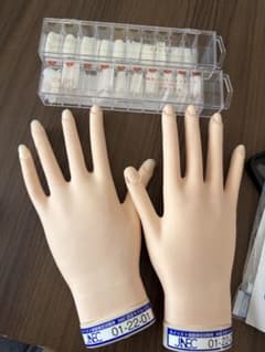 ハンドくんとapri ネイルチップのサムネイル
