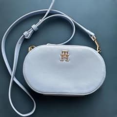 TOMMY HILFIGER オーバルショルダーバッグ ホワイトのサムネイル