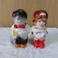 昭和レトロ1980年代 北野印度会社　陶器製フィギュア型　ソルト&ペッパー入れ レトロ 陶器製 置物 人形 ウエイトレス 調味料入れ？ 昭和 平成 - メルカリ