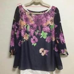 花柄トップスのサムネイル
