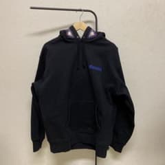 Supreme ブラック パーカー 装飾付き - メルカリ