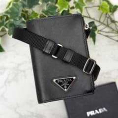 極美品 プラダ サフィアーノレザーネックストラップ付コンパクト