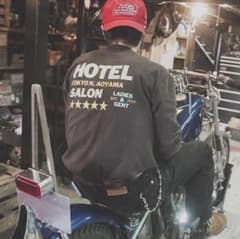ホテルという名の美容室 プリント ロンT リブ袖 丸胴 ブラック 