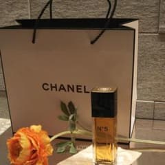 CHANEL의 No.5 100ml입니다. 미사용입니다. 우아한 향기가 감도 ~