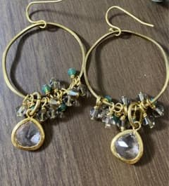 夏に向けて涼しげなデザイン　揺れるピアス　グリーン系のサムネイル