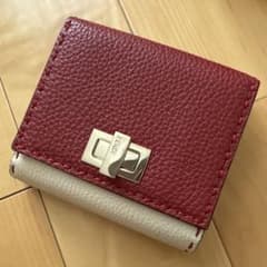 まほママ様専用 FENDI ピーカブー三つ折り財布 赤と白っぽいベージュのサムネイル