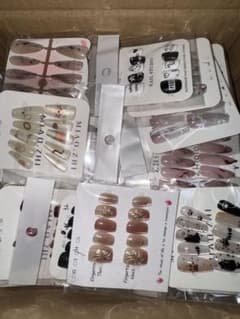 ネイルチップ 196セット ダンボールパンパン S.Mサイズ まとめ売り 大量のサムネイル