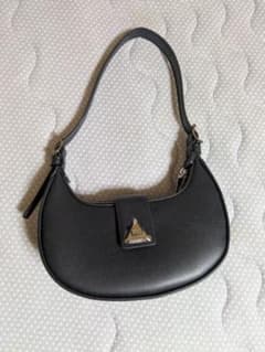 CHARLES & KEITH ブラックハンドバッグ ジッパー付きのサムネイル
