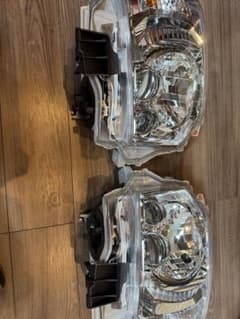 新車外し】ハイエース 200系 純正LEDヘッドライト 26-137 刻印83