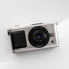 訳アリ☆【写ルンです感覚のコンデジ】OLYMPUS PEN E-P1 24mm - メルカリ