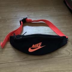 NIKE ボディバッグ ウエストポーチ ブラック×オレンジのサムネイル