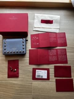 【付属品完備・予備スタッズ付】ヴァレンティノ ガラヴァーニ ロックスタッズ 財布のサムネイル