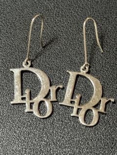 Dior ディオール ロゴ シルバーカラー ピアス - メルカリ