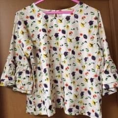 花柄ブラウスのサムネイル