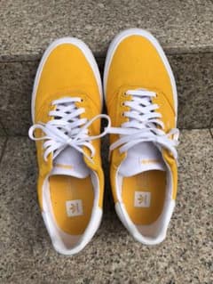 adidas スニーカーのサムネイル