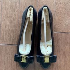 フェラガモ　黒　VARA パンプス サイズ4 1/2のサムネイル