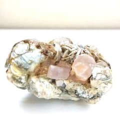 ピンクアパタイト（燐灰石） 母岩付き宝石蛍光鉱物標本 - メルカリ