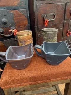 ドラム缶型の蓋付きコップ2個とショベルカーのスコップ型器2個のサムネイル