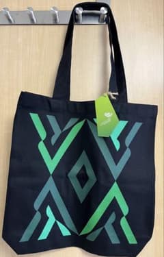 関西万博サウジアラビア館　トートバッグ　ブラック　 ピンバッチ付きのサムネイル