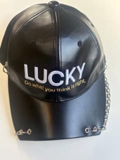 LUCKY ロゴ入り レザー調キャップ チェーン付き ブラックのサムネイル