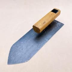 左官鏝 大阪 かねト 黒打 地金鏝 【270mm】 - メルカリ