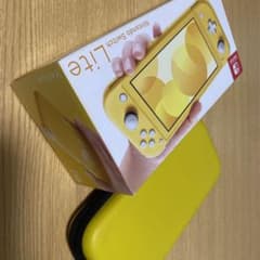 Nintendo Switch liteイエロー　ケース付きのサムネイル