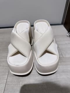 CHARLES & KEITH 厚底サンダル ホワイトのサムネイル