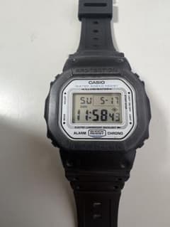 ジャンクCASIO G-SHOCK DW-5600ホワイト文字盤　波乗人のサムネイル