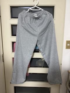 グレーのスウェットパンツのサムネイル
