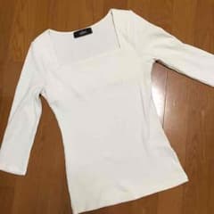 売り切り salire ★美品 トップスのサムネイル