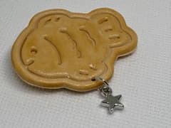 たい焼きモチーフ ブローチ 星チャーム付きのサムネイル