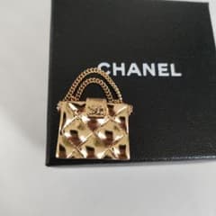 CHANEL バッグモチーフ ブローチ ゴールドカラーシャネル 02P - メルカリ