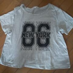 グレーのTシャツのサムネイル