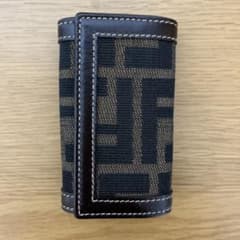 Fendi キーケース 黒・ベージュ ロゴパターン Fendi キーケース 黒・ベージュ ロゴパターン - メルカリ